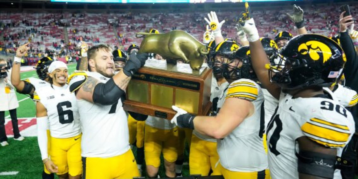4 Hawkeyes Produce Faculty Soccer 25 Greatest 100