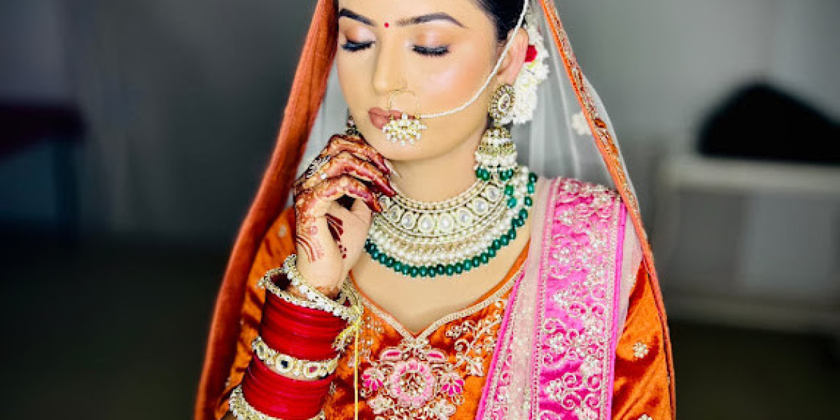 Lakmé Academy Powered By Aptech Bathinda-The Smart Choice for a Makeup Course Academy in Bathinda