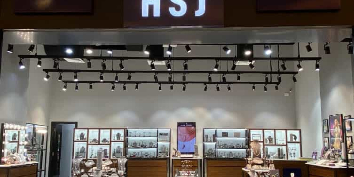 Travel-Friendly Jewelry Trends: Why Silver Is the Top Choice for Women on the Move